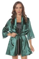 Halat din satin verde cu dantela